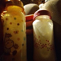 Rechts PRE Anfangsmilch und Links Babybrei von Hipp